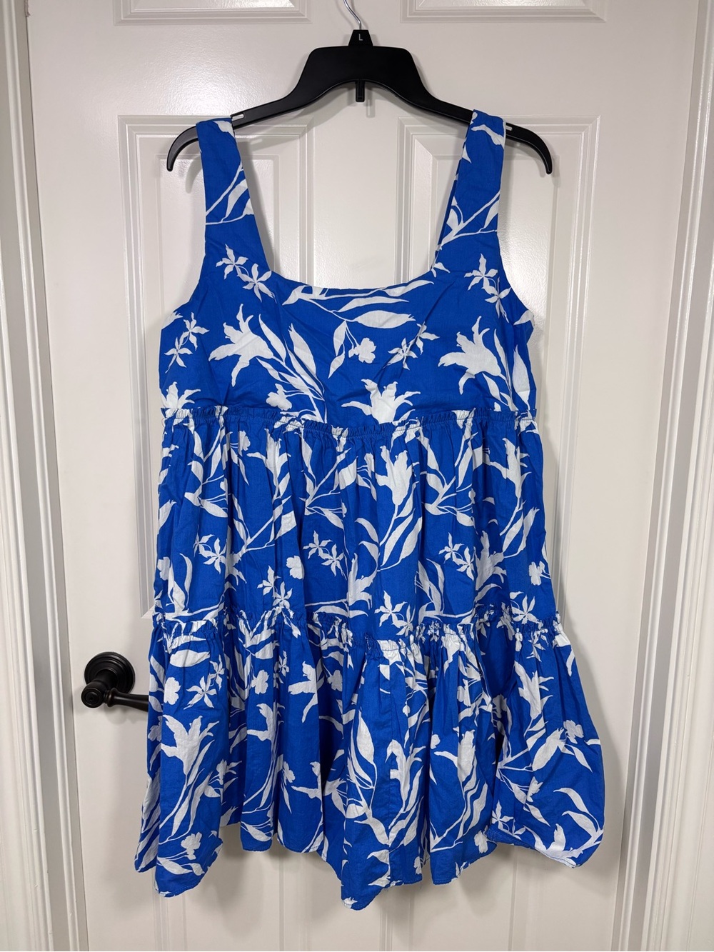 Petal & Pup Betty Tiered Sleeveless Mini Dress Women’s L Blue and White Floral
